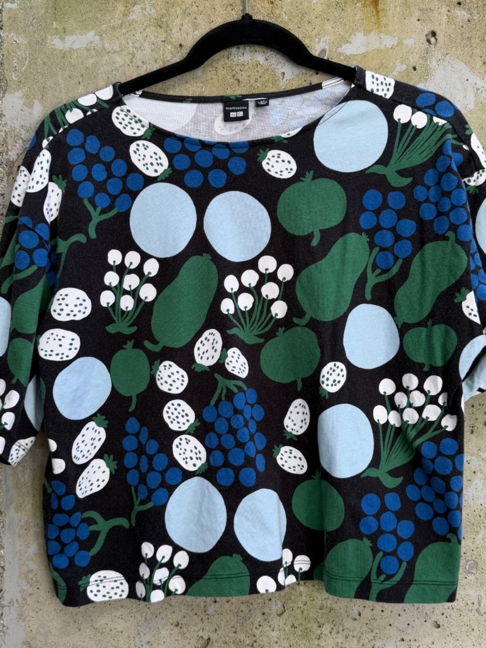 Marimekko x Uniqlo Tee Shirt w/ Fruit Blueberries Pears Print, Finnish Crop 2020 - Picture 2 of 8